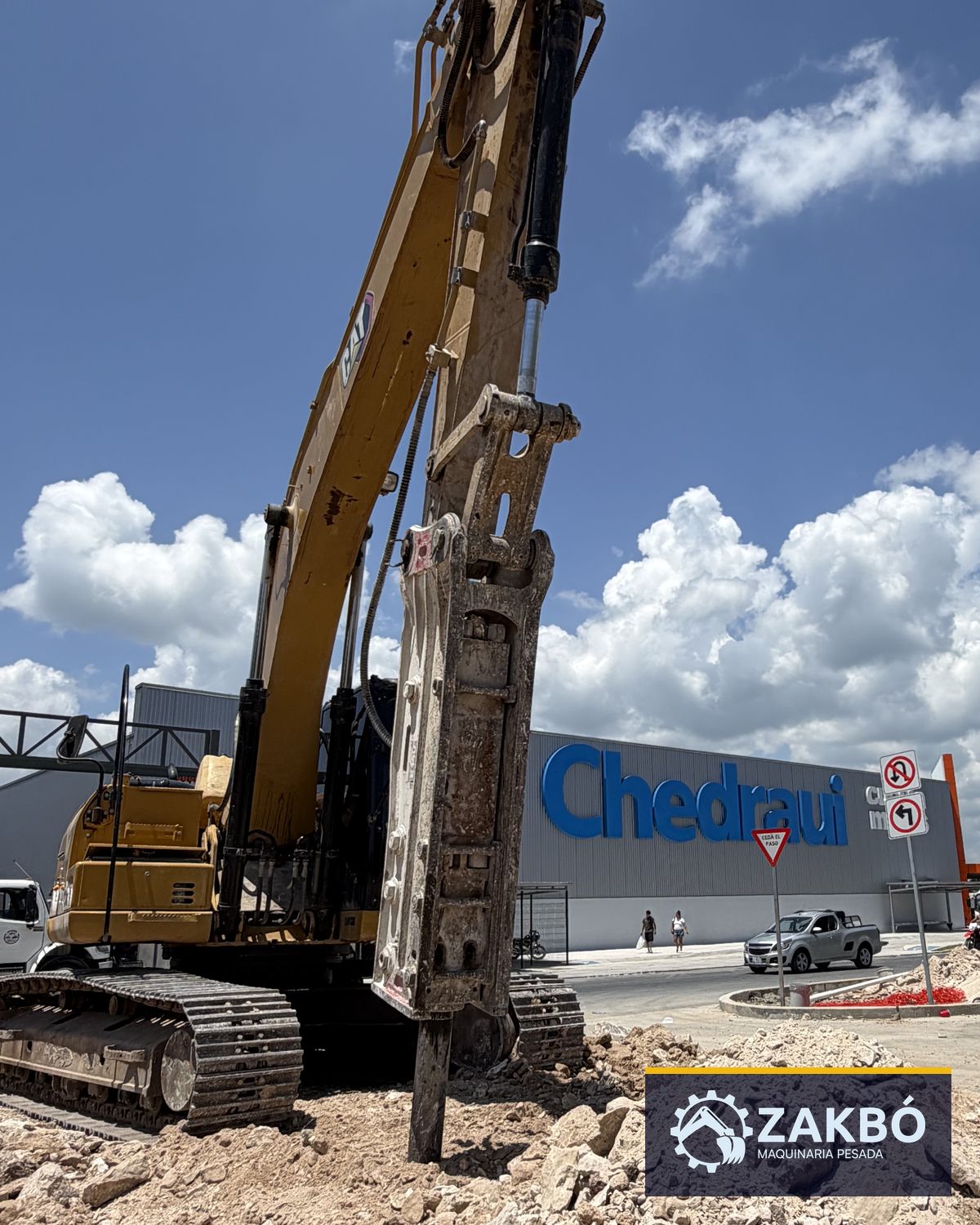 Excavadora CAT 320 de ZAKBÓ con martillo hidráulico en obra en Cancún